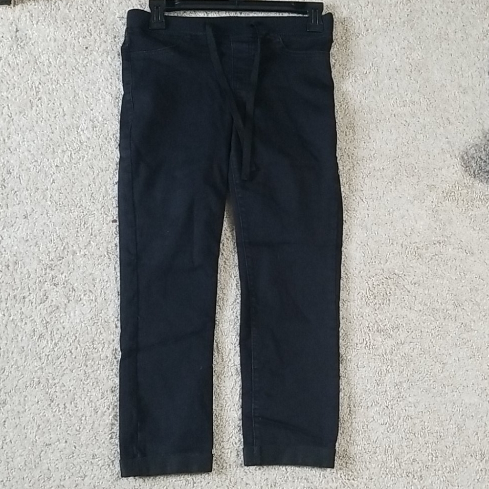 Black capri pants